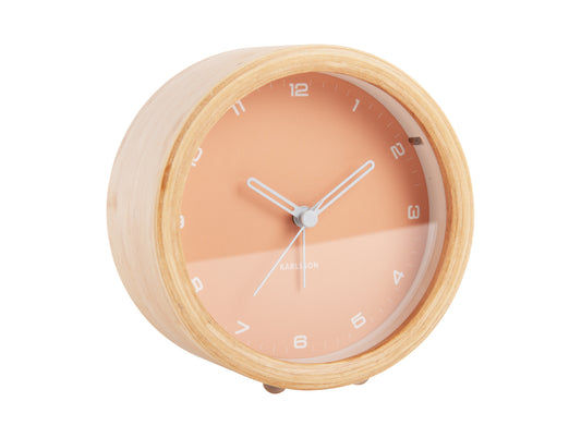 Holzwecker avec cadran orange, aiguilles blanches et chiffres arabes