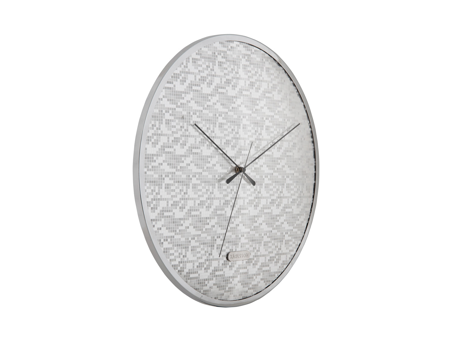 Rund väggklocka med silverfärgad mosaikurtavla och svarta visare, från sidan