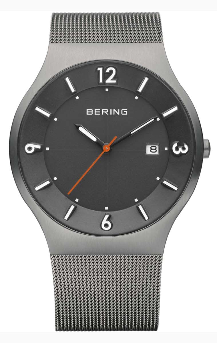 Herrenuhr mit schwarzem Zifferblatt, orange Zeiger und Mesh-Metallarmband, rundes Gehäuse