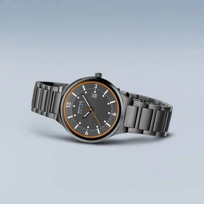 Bering Solar Armbanduhr mit grauem Metallarmband und rundem Gehäuse, schwarzes Zifferblatt