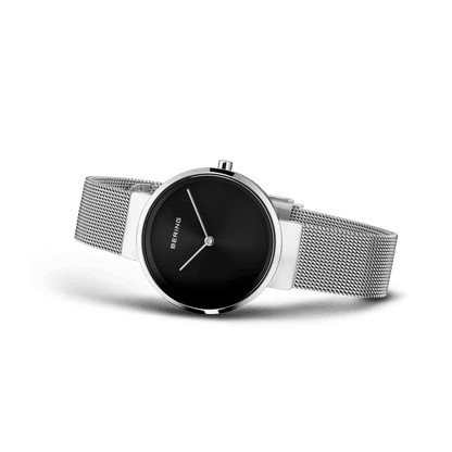 Damenuhr mit schwarzem Zifferblatt und silbernem Milanaise-Armband, seitlich ausgerichtet