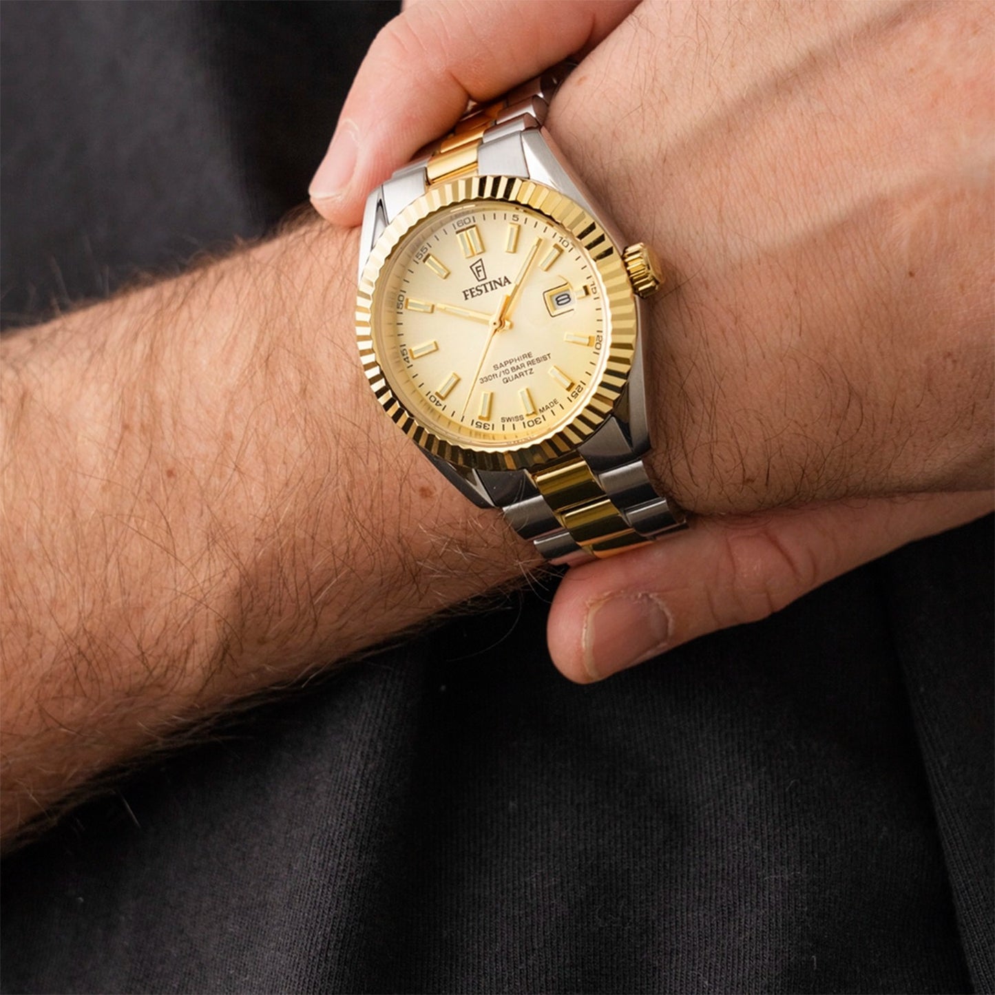 Zweifarbige Herrenuhr am Handgelenk, Stahlarmband mit goldenen Gliedern