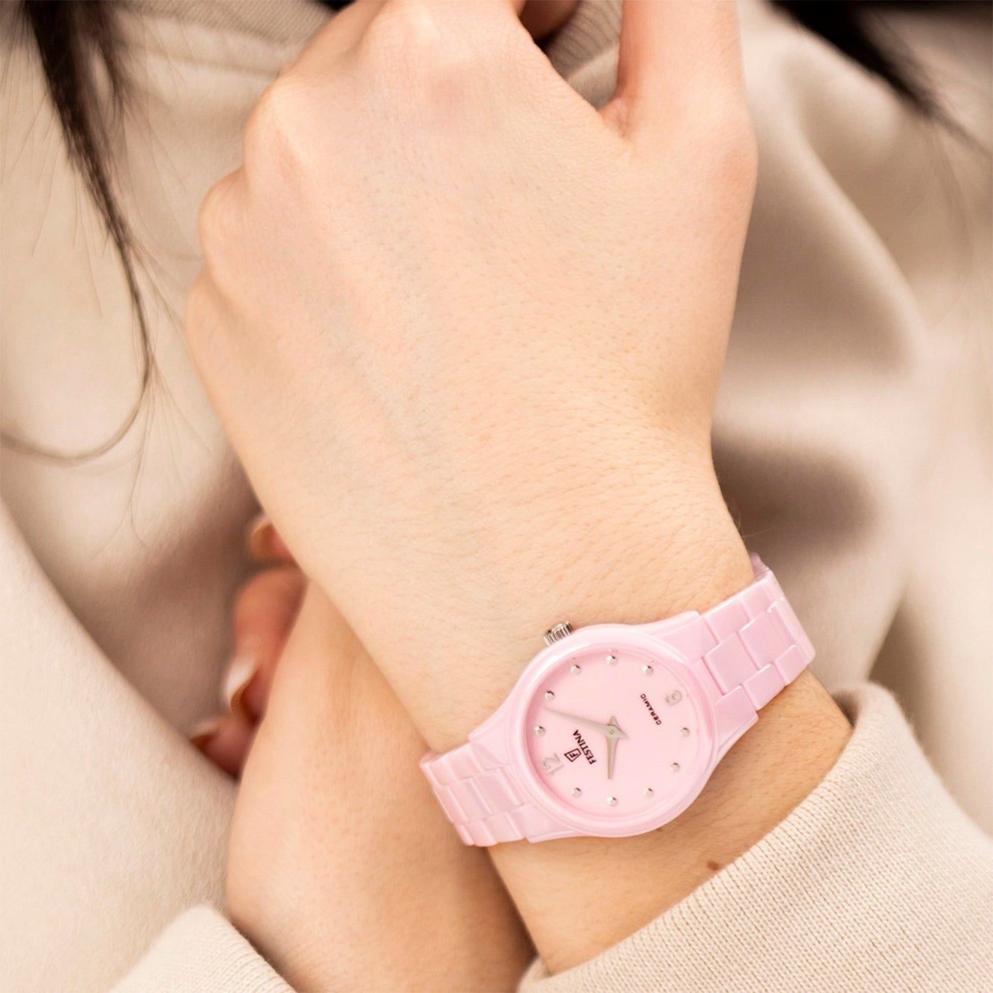 Festina Damenarmbanduhr mit pinkem Keramikband am Handgelenk, rundes Zifferblatt