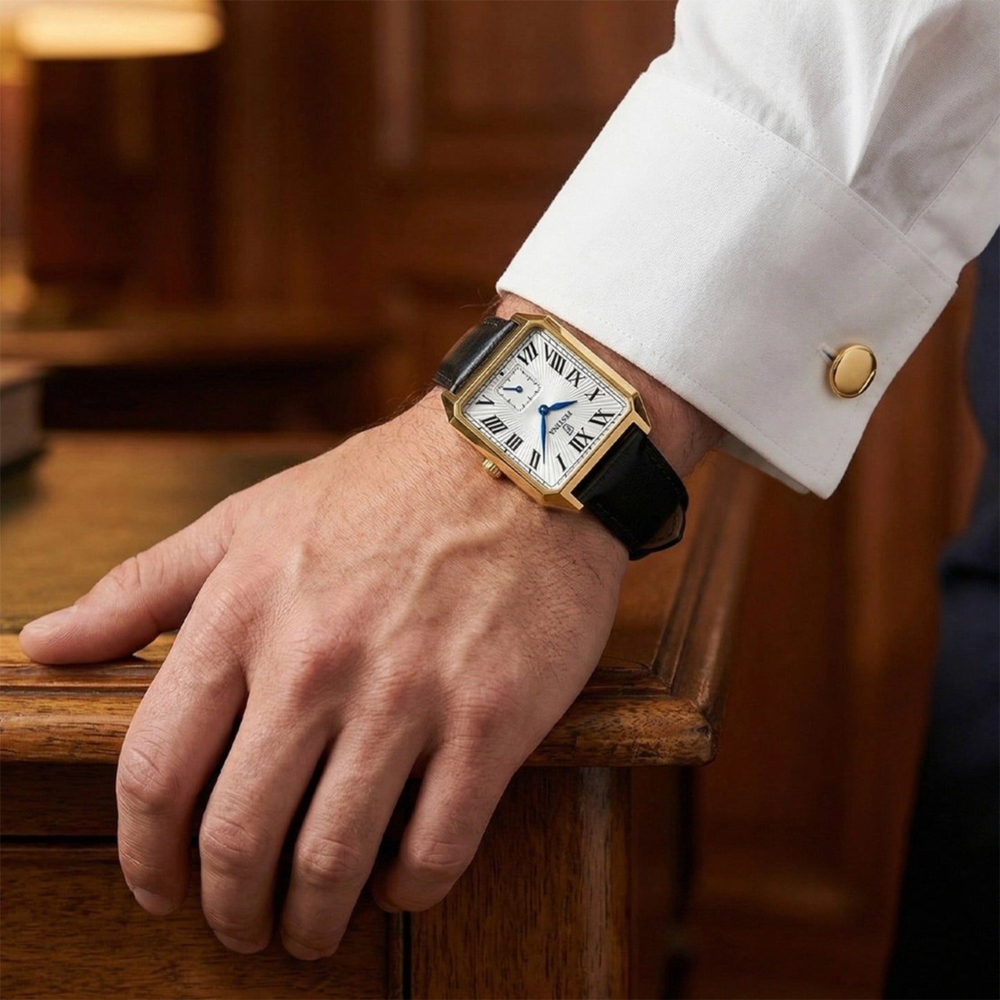 Festina Herrenuhr am Handgelenk, weißes Zifferblatt, schwarzes Lederband, vergoldete Lünette