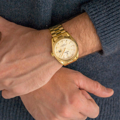 Festina-Herrenuhr in Gold am Handgelenk mit goldenem Metallarmband