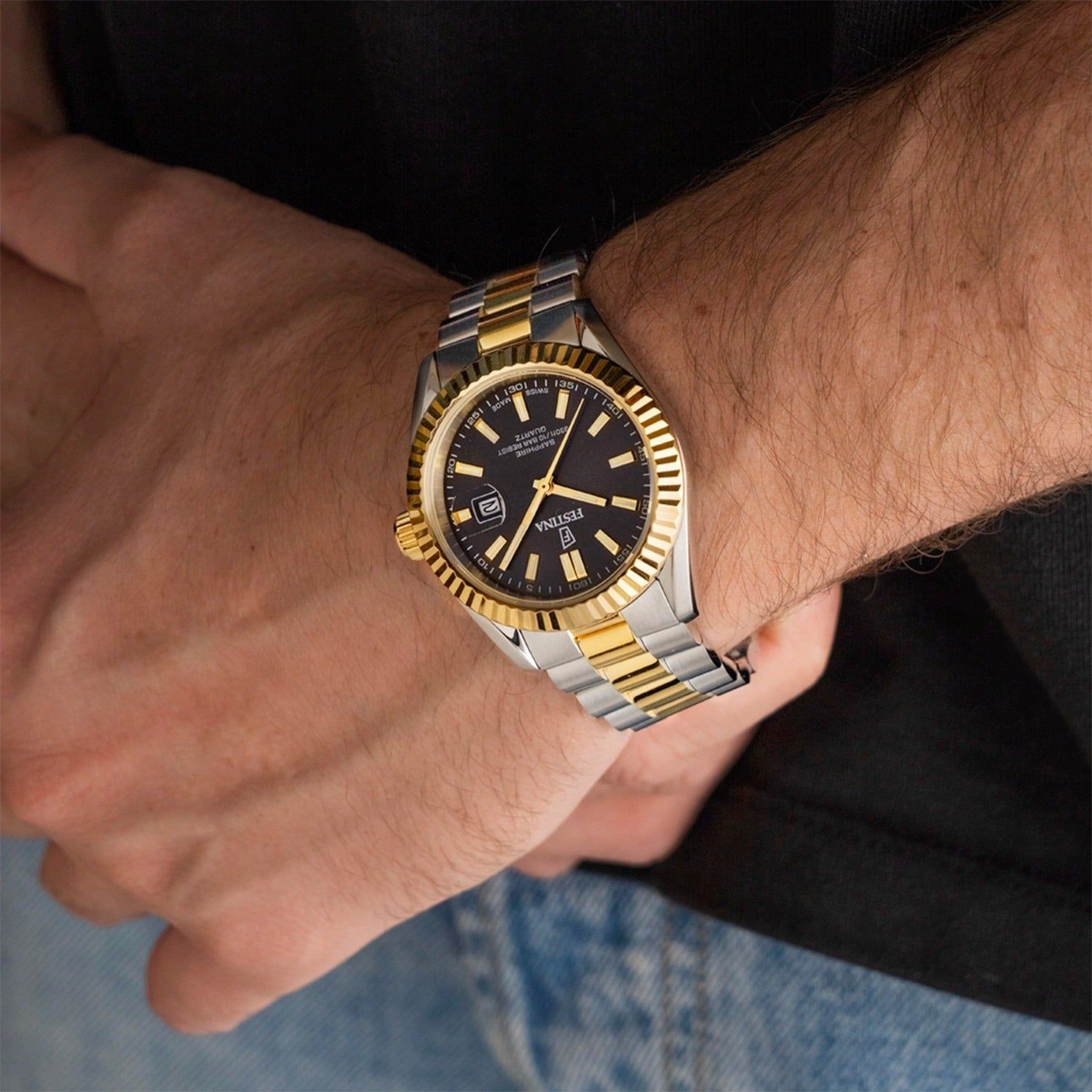 Festina Herrenuhr am Handgelenk mit dunkelblauem Zifferblatt und gold-silbernem Edelstahlarmband