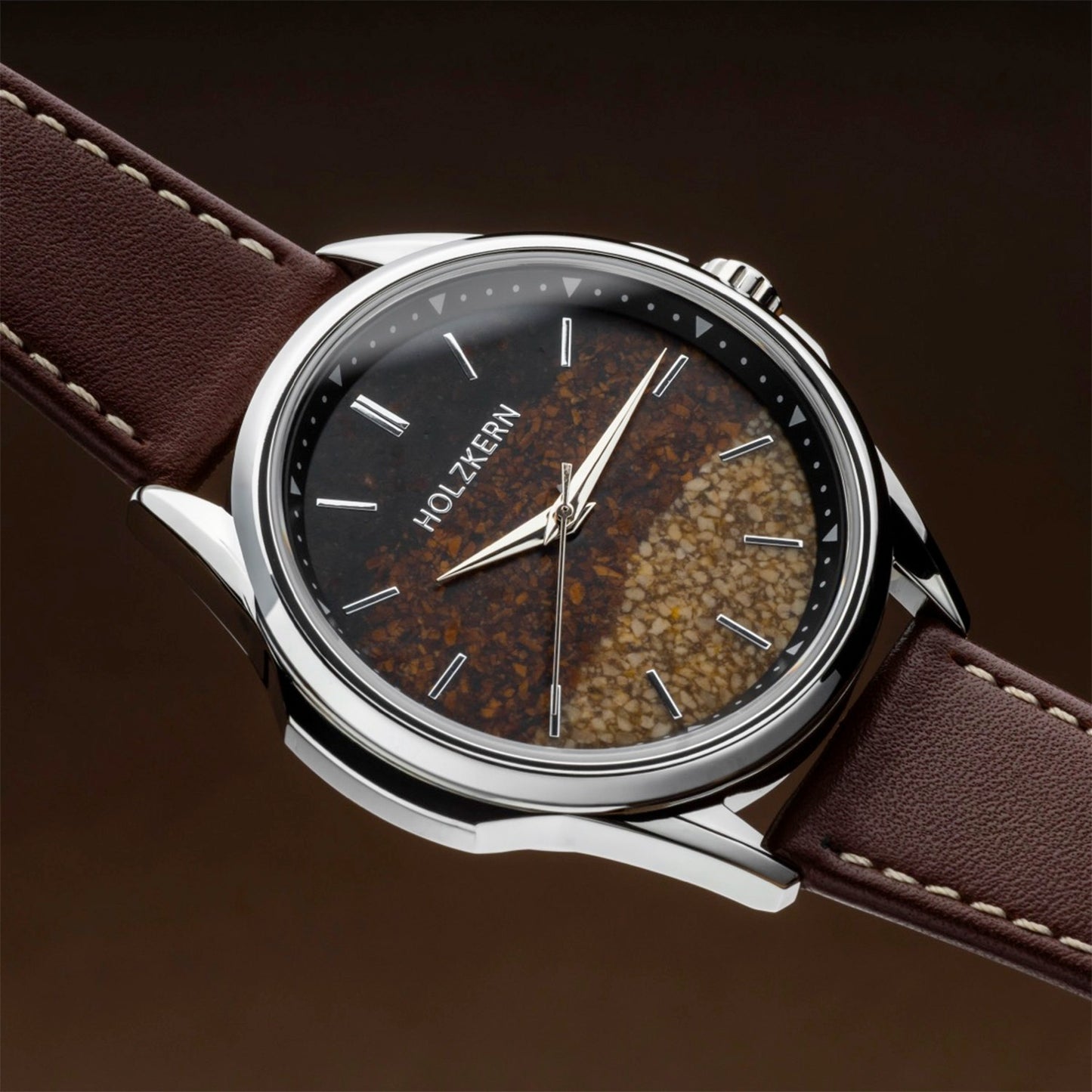 Holzkern Armbanduhr mit Edelstahlgehäuse, braunem Lederarmband und Kaffeebohnen-Zifferblatt