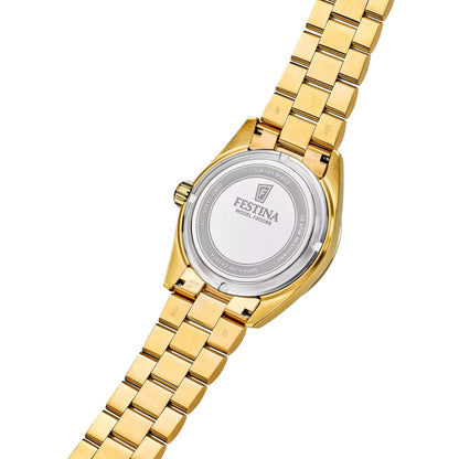 Uhrenrückseite mit Gravur auf goldfarbenem Gliederarmband