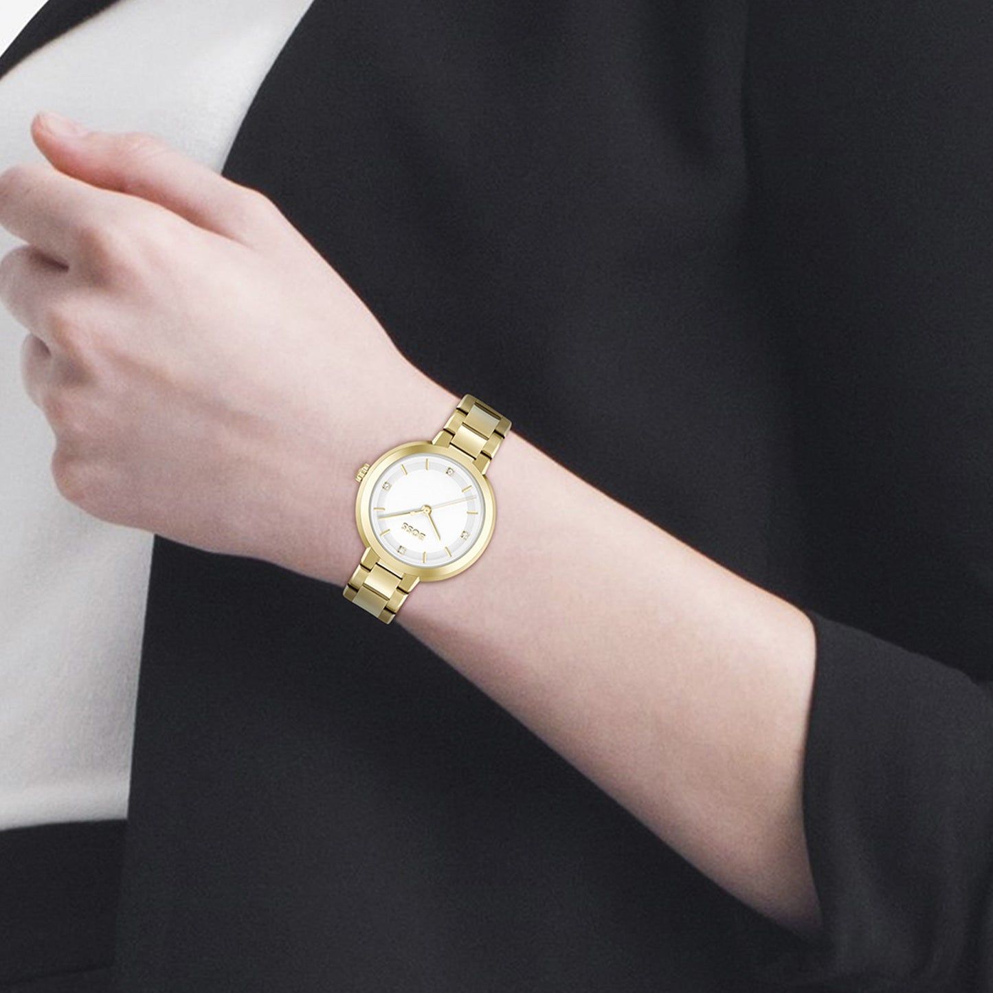 Damenarmbanduhr am Handgelenk, goldenes Gliederarmband und weißes Zifferblatt mit Indexen