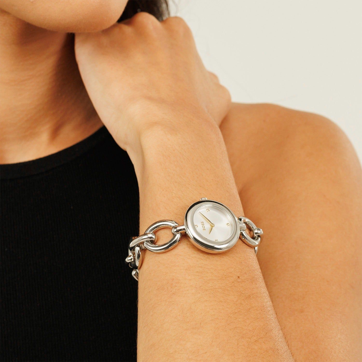Damenarmbanduhr am Handgelenk: silbernes Gliederarmband mit rundem Zifferblatt