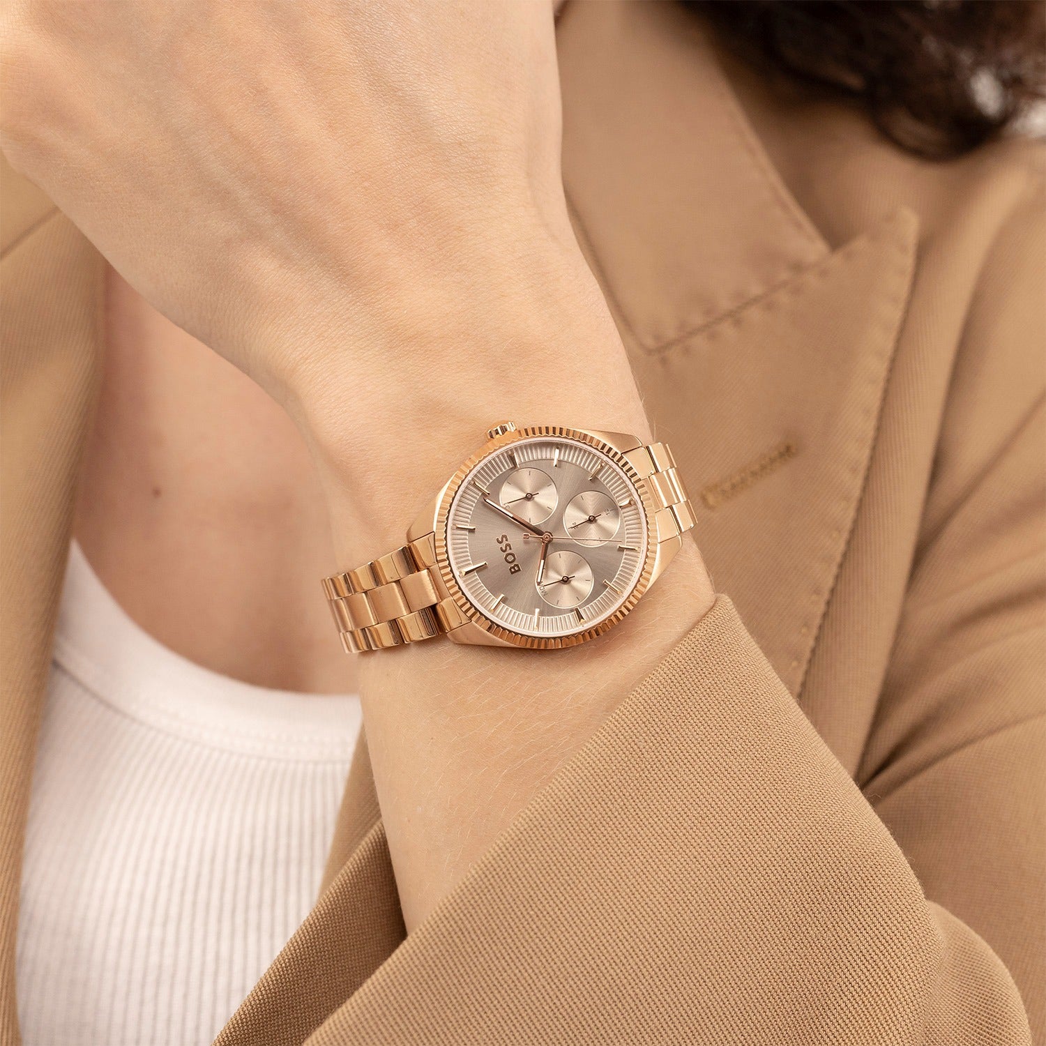 Damenuhr am Handgelenk: roségoldfarbenes Edelstahlarmband mit grauem Zifferblatt und Chrono-Optik