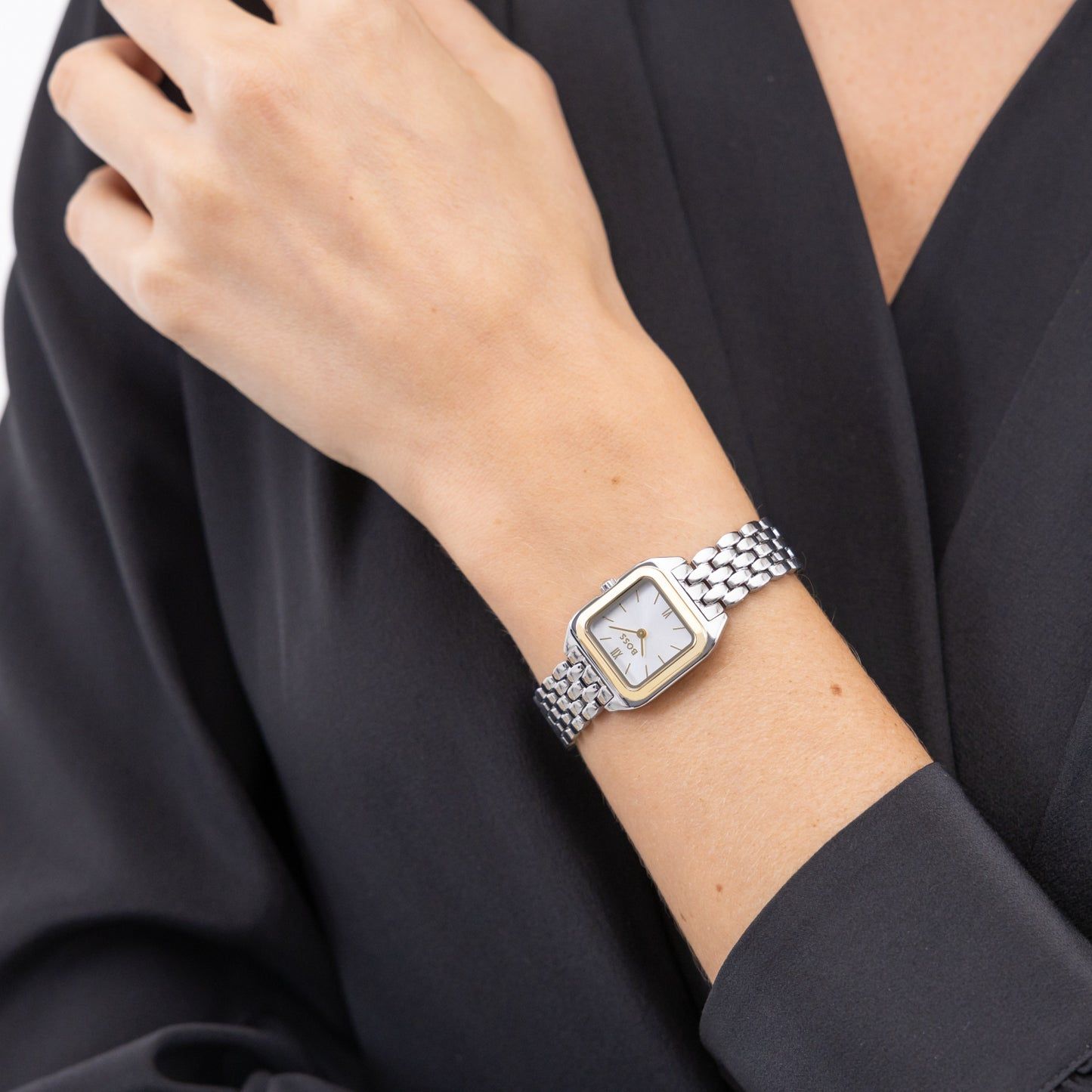 Damenarmbanduhr mit silbernem Edelstahlband und rechteckigem Gehäuse am Handgelenk
