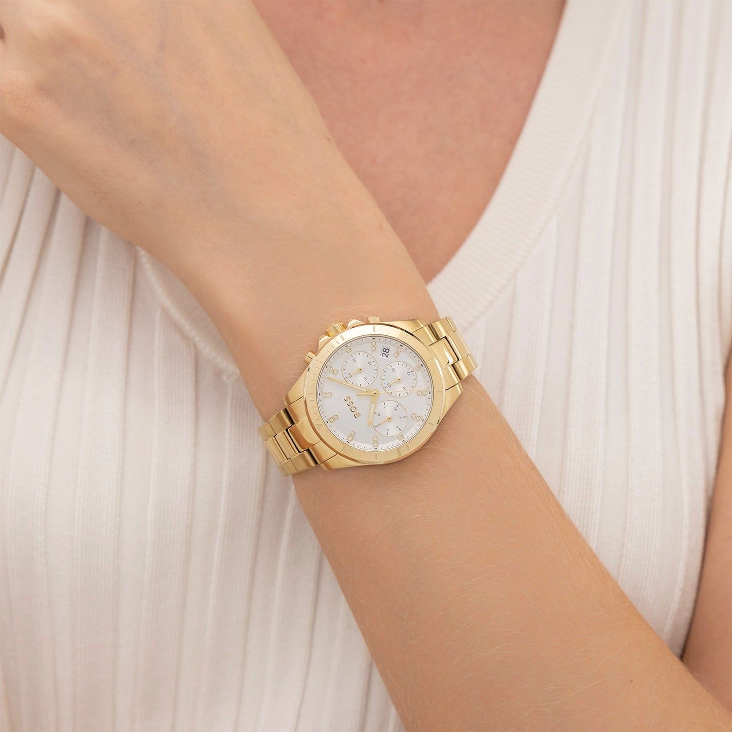 Goldfarbene Damen-Armbanduhr mit Metallband und weißem Chronographenzifferblatt