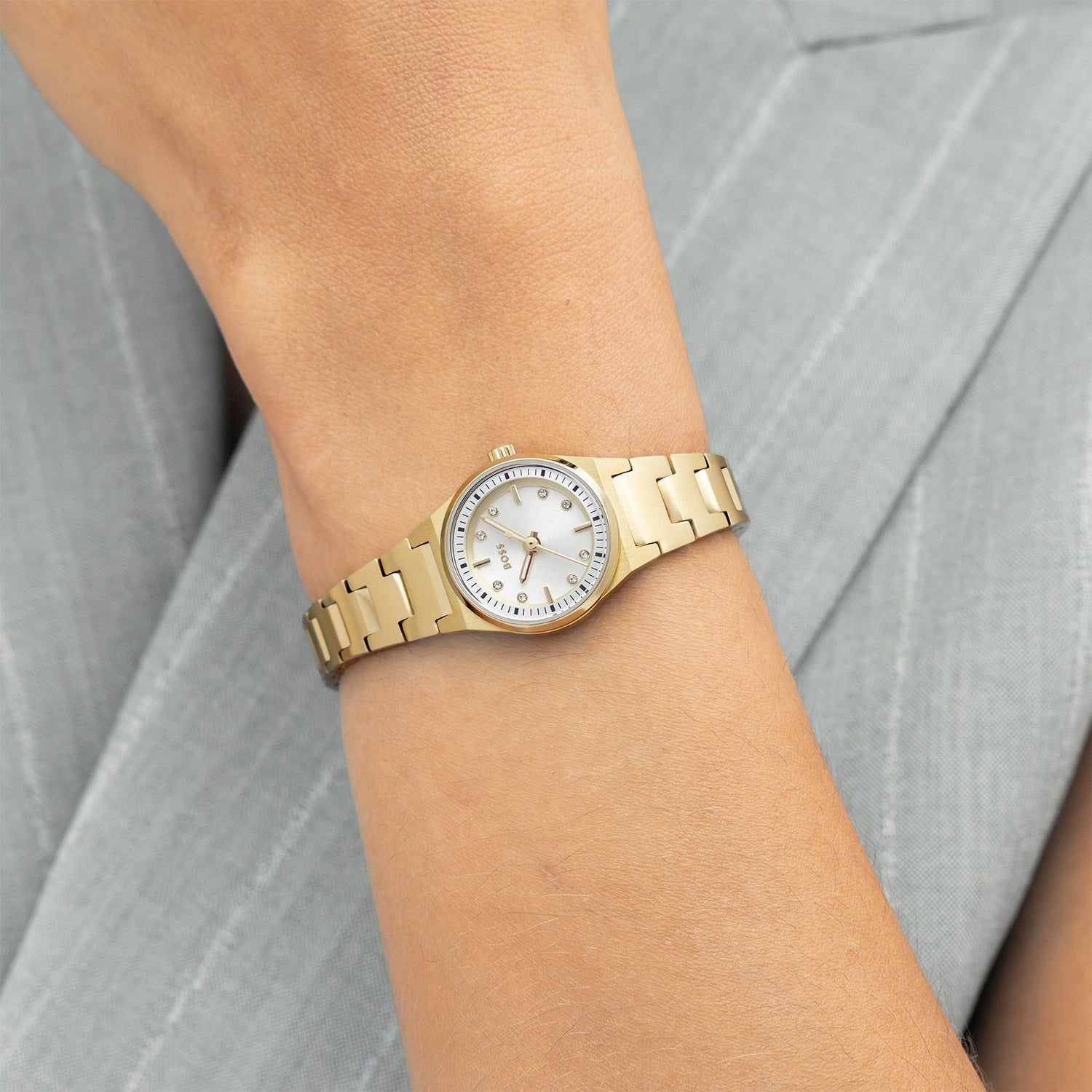 Damen-Armbanduhr mit goldfarbenem Metallarmband und weißem Zifferblatt