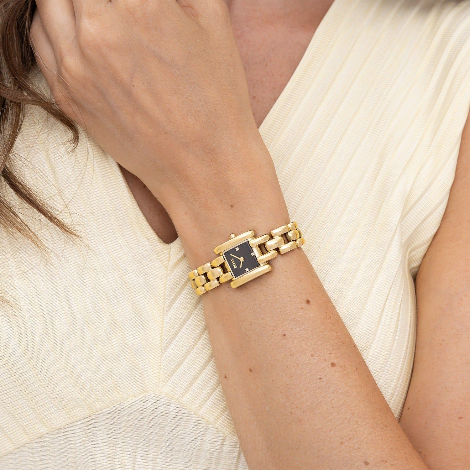 Damenarmbanduhr mit goldfarbenem Gliederarmband und rechteckigem Ziffernblatt