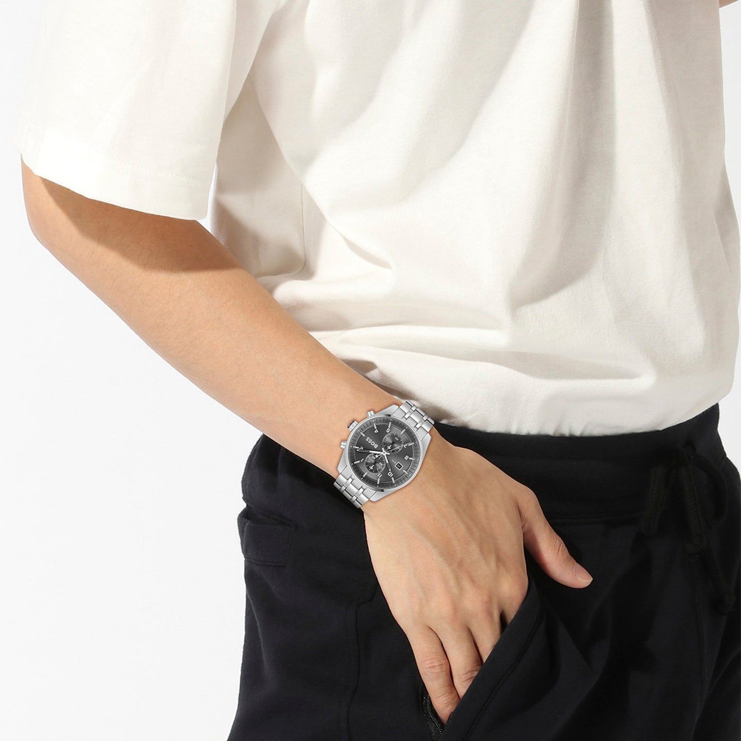 Herrenarmbanduhr mit grauem Chronographen-Zifferblatt und Edelstahlarmband auf dem Handgelenk