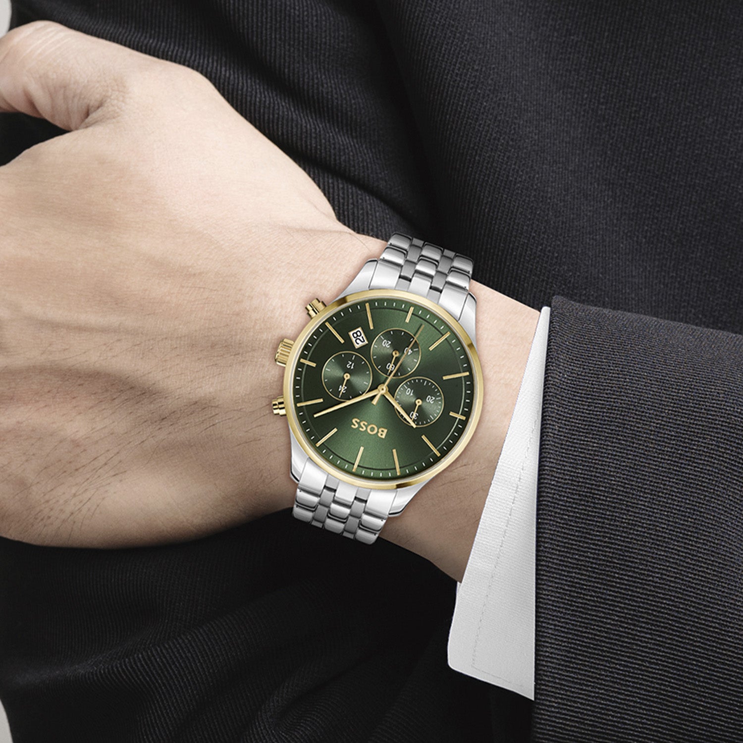 BOSS Herrenarmbanduhr am Handgelenk: grünes Chronographenzifferblatt, silbernes Metallband