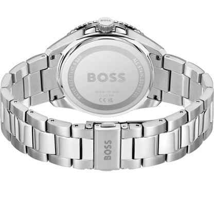 Rückseite einer Herren-Armbanduhr mit silbernem Edelstahlarmband und Gehäuseboden