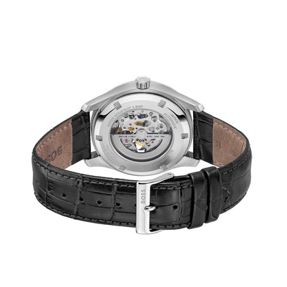BOSS Herrenarmbanduhr mit schwarzem Lederband, Gehäuserückseite mit sichtbarem Werk.