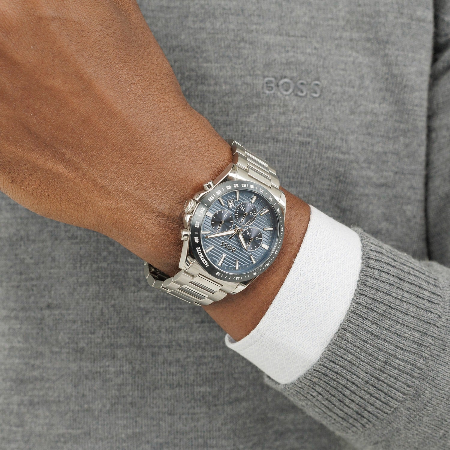 Chronograph-Armbanduhr am Handgelenk, blaues Zifferblatt, Edelstahlarmband