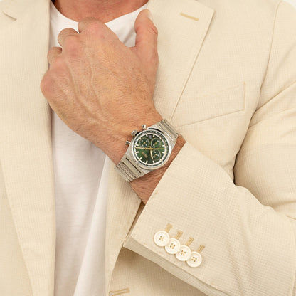 Herrenarmbanduhr BOSS am Handgelenk, grünes Chronograph-Zifferblatt, Edelstahl