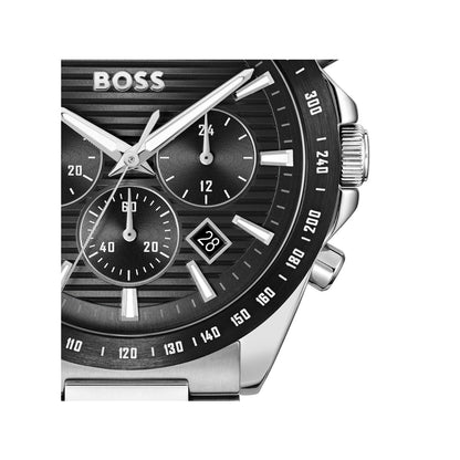 Nahaufnahme: BOSS Chronograph mit schwarzem Zifferblatt, weißen Zeigern und Datum