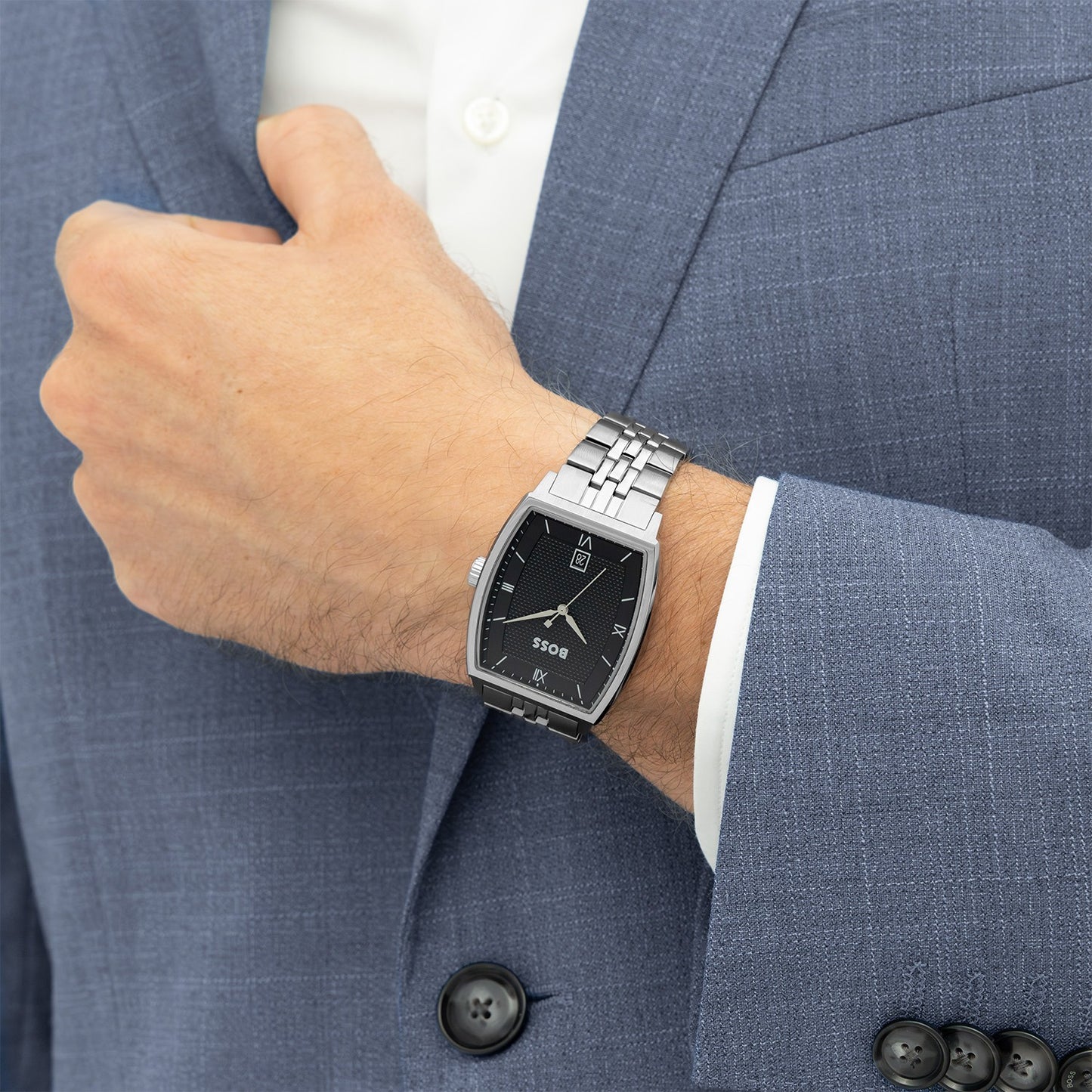 Herrenarmbanduhr am Handgelenk mit silbernem Edelstahlarmband und schwarzem Zifferblatt
