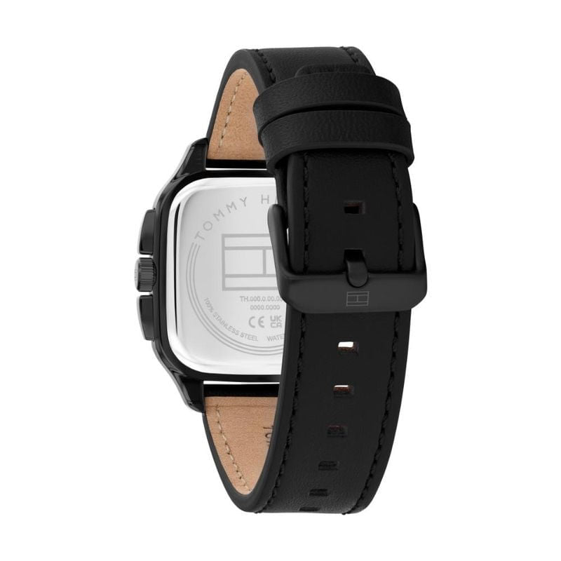 Armbanduhrenrückseite Tommy Hilfiger mit schwarzem Gehäuse und schwarzem Lederarmband.