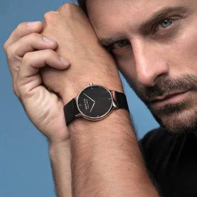 Herren-Armbanduhr mit schwarzem Zifferblatt, Roségoldgehäuse und schwarzem Milanaisearmband
