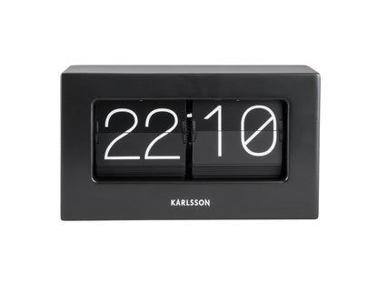 Horloge de table Karlsson dans un boîtier noir avec chiffres à rabat, affichage 22:10