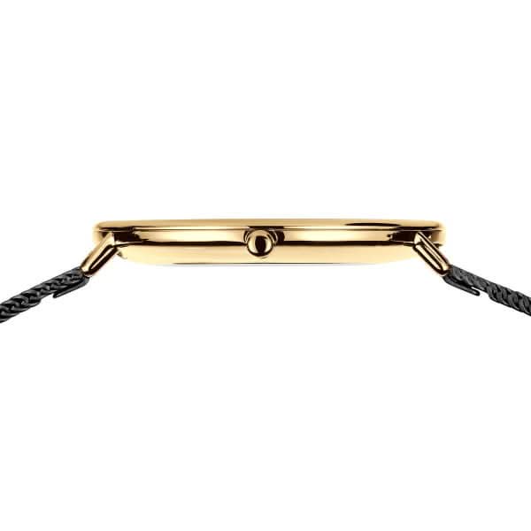 Montre pour femme vue de dessus : boîtier et fermoirs dorés sur un bracelet noir en maille.