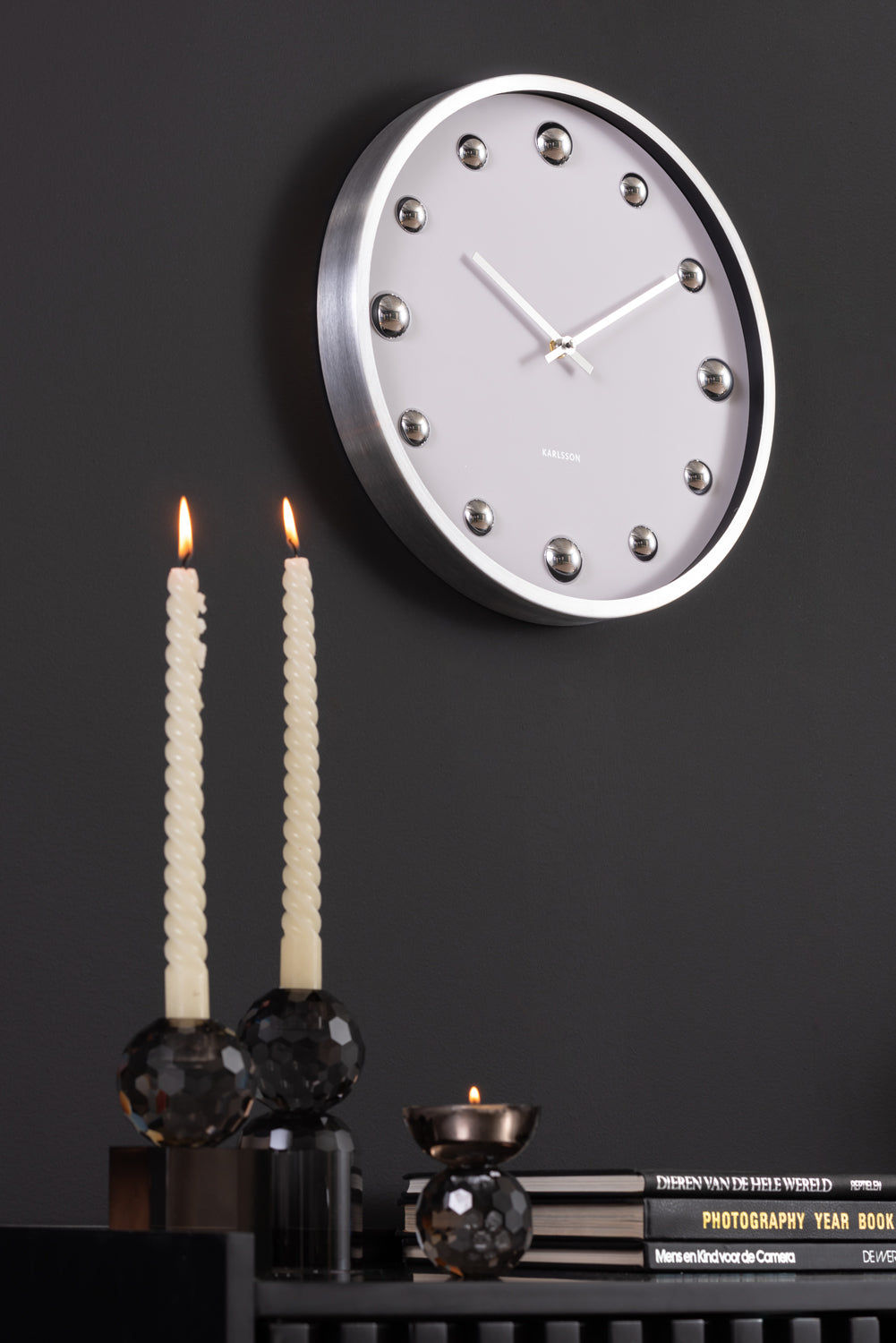 Horloge murale avec cadre argenté et marqueurs ronds brillants