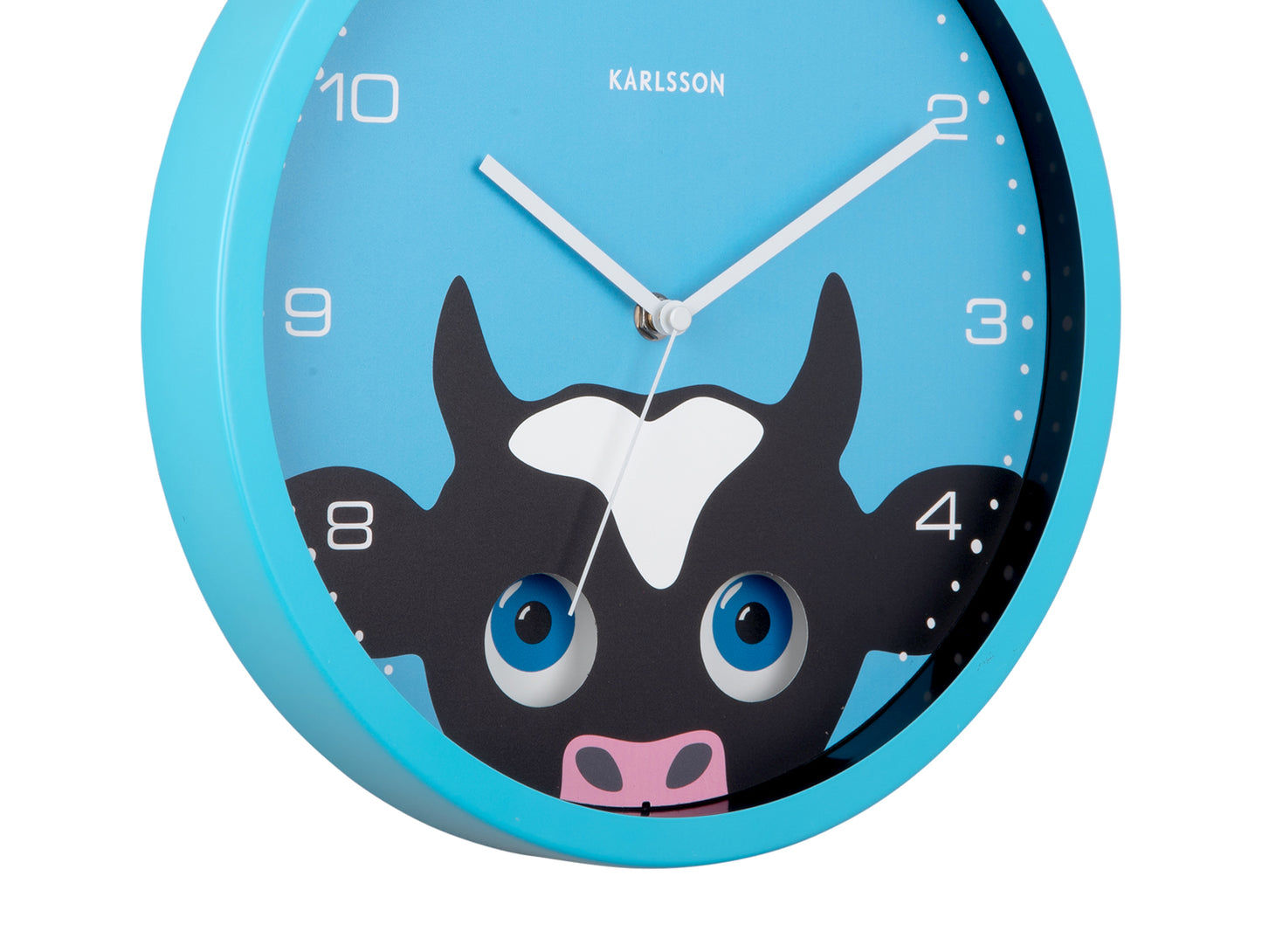 Gros plan d'une horloge murale bleue avec un motif de vache, des yeux bleus et des aiguilles bien visibles