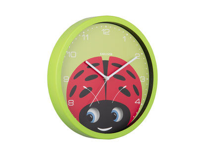 Horloge murale ronde avec cadre vert, visage de coccinelle, chiffres et aiguilles