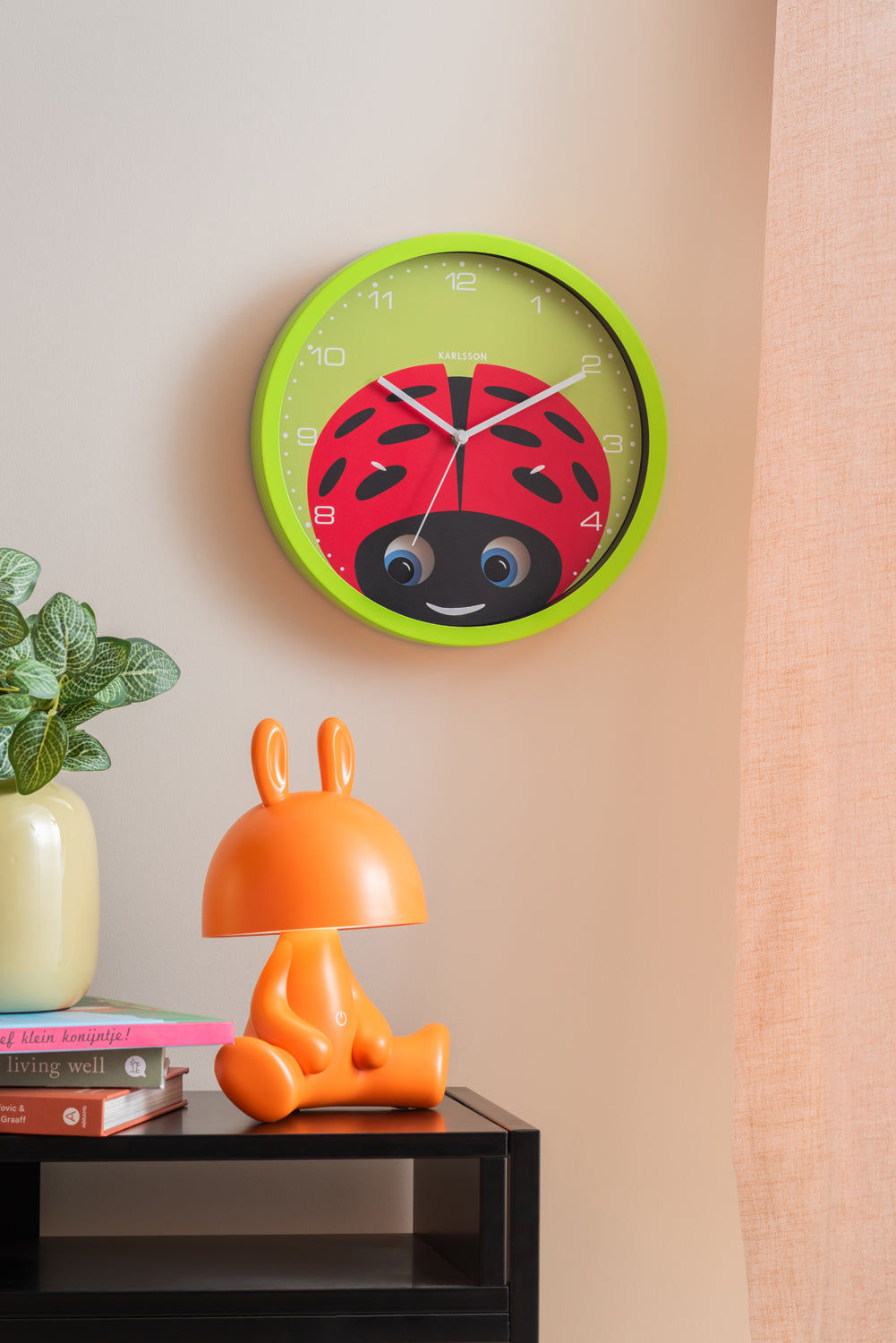Horloge murale verte pour chambre d'enfant avec visage, chiffres et yeux de coccinelle