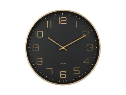 Horloge murale ronde avec cadran noir, chiffres arabes dorés et cadre beige clair