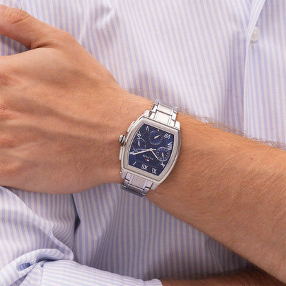 Tommy Hilfiger Armbanduhr am Handgelenk: blaues Zifferblatt, Edelstahlband