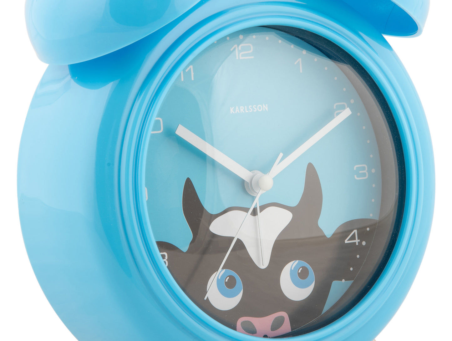 Réveil enfant bleu en gros plan : motif de vache sur le cadran