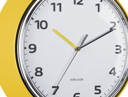 Gros plan d'un cadre de montre jaune avec un cadran blanc, des aiguilles et des chiffres dorés.