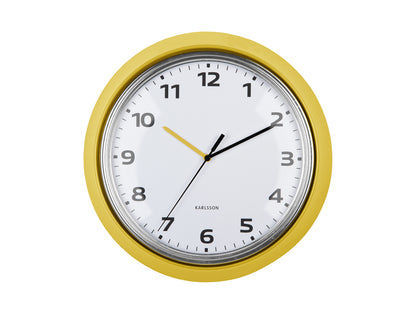 Horloge murale jaune avec cadran blanc et aiguilles noires, mouvement non visible.
