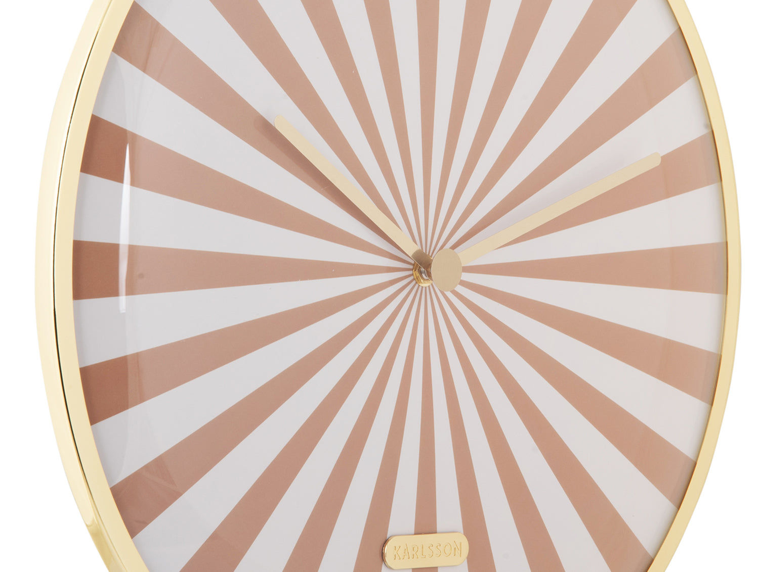 Gros plan d'une horloge murale : rayons marron et blancs sur le cadran