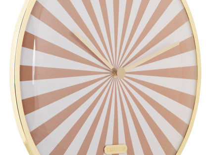 Gros plan d'une horloge murale : rayons marron et blancs sur le cadran