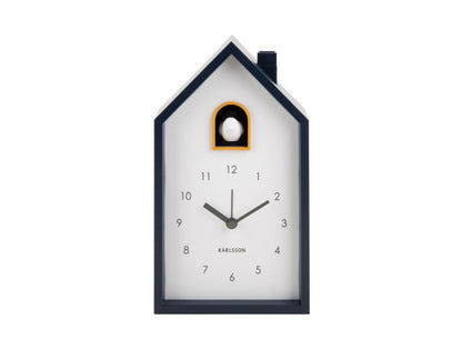 Réveil Karlsson style maison, fenêtre bordée de bleu et détail des aiguilles