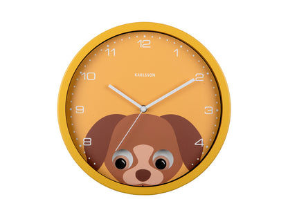 Horloge murale jaune avec motif de chien, museau marron et aiguilles argentées