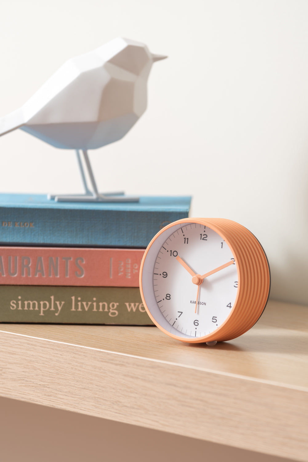 Réveil rond orange avec cadran blanc et bordure de boîtier orange