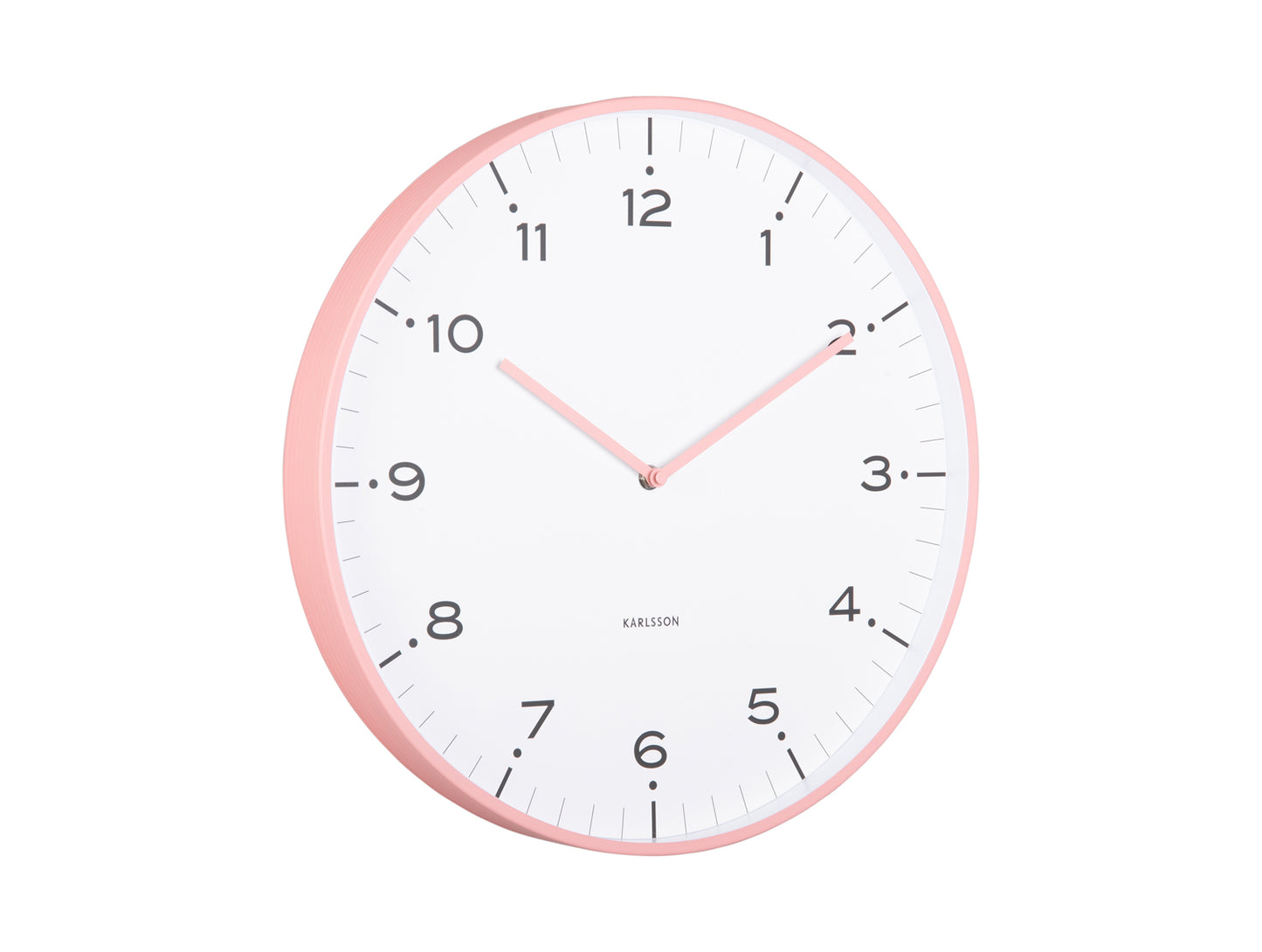 Horloge murale avec boîtier rond rose flamant, cadran blanc et aiguilles roses.