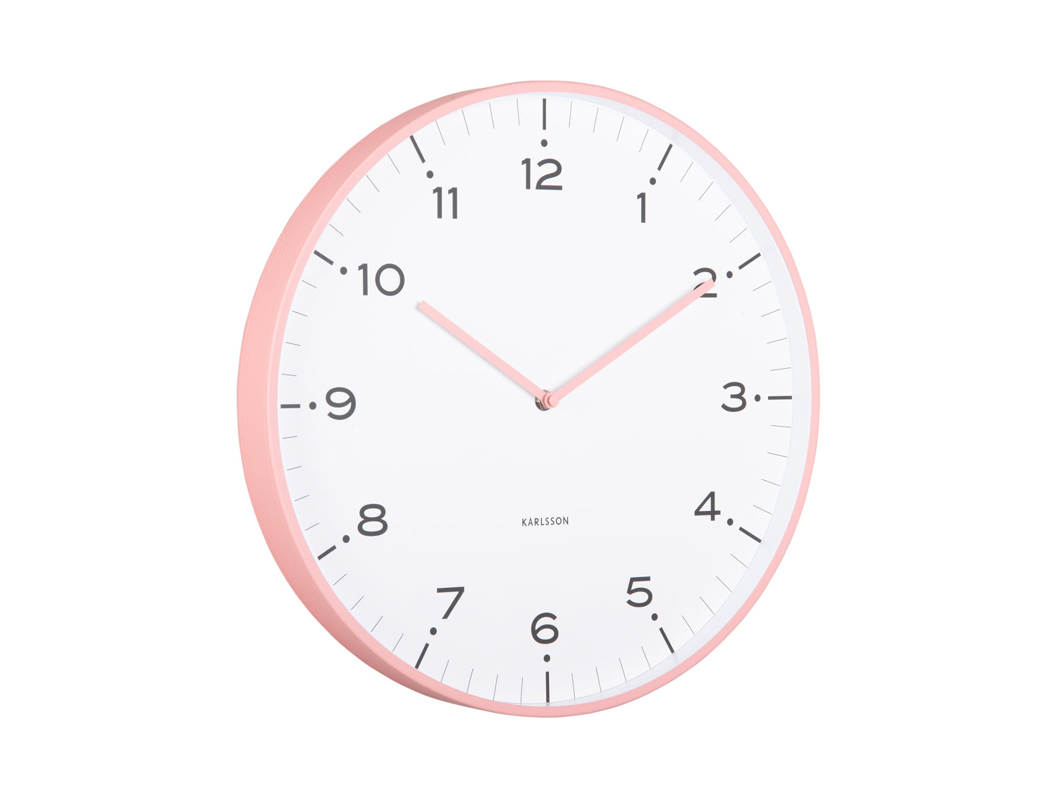 Horloge murale avec boîtier rond rose flamant, cadran blanc et aiguilles roses.