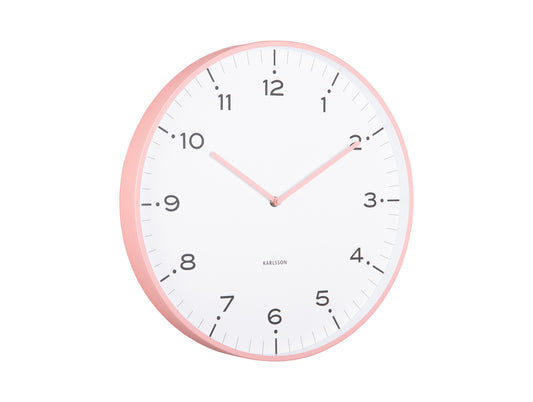 Horloge murale avec boîtier rond rose flamant, cadran blanc et aiguilles roses.