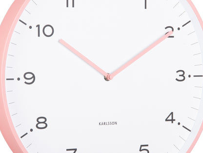 Cadran de montre avec aiguilles roses et inscription Karlsson au centre.