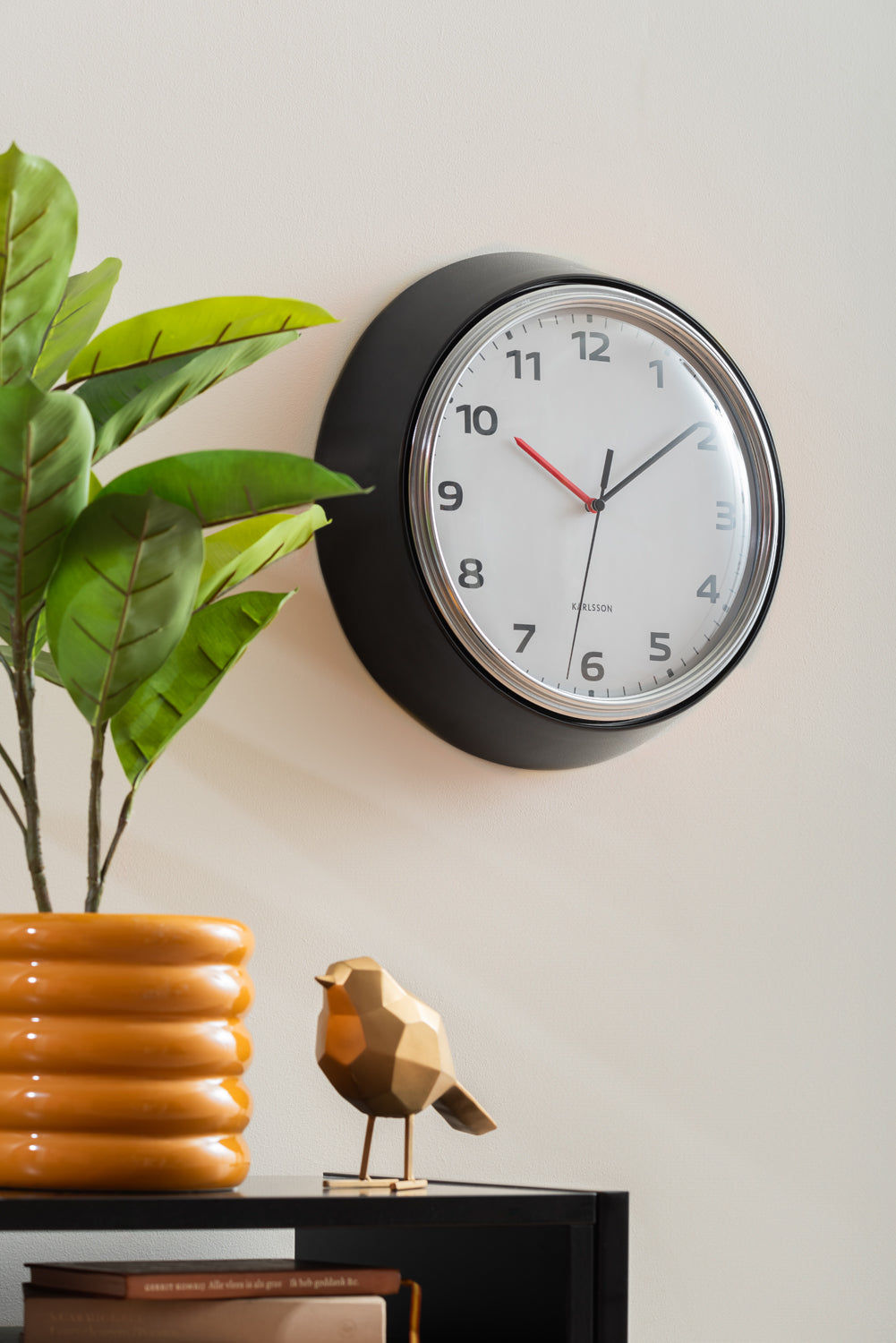 Horloge murale ronde noire avec cadran blanc, montée au mur